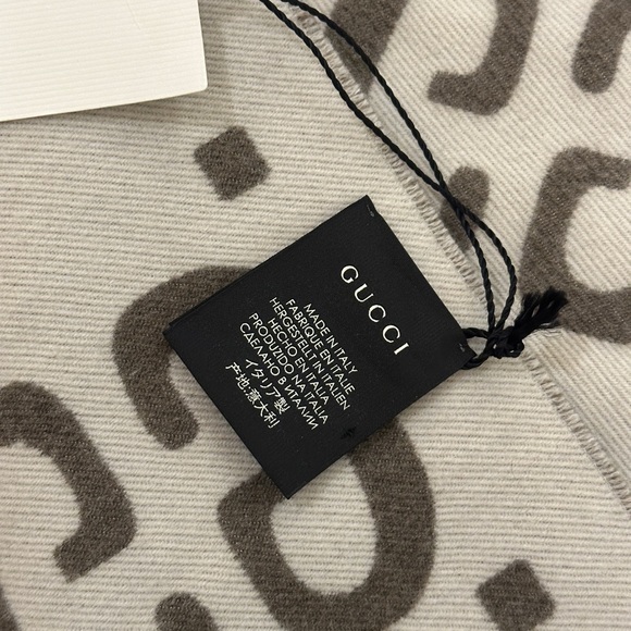 NWT GUCCI Taupe Beige Jacquard Wool Silk Monogram Jumbo GG Freedom Scarf Shawl - Picture 4 of 8